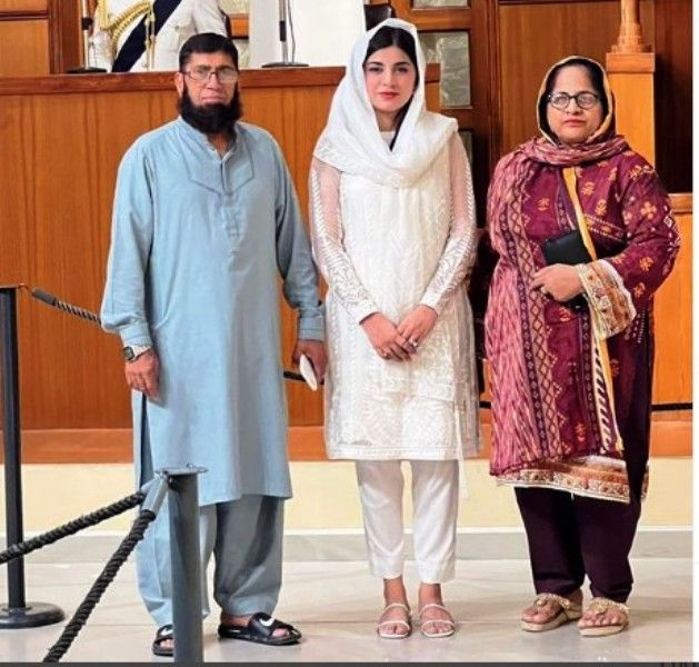 Dr Madiha Khan (middle) with her parents