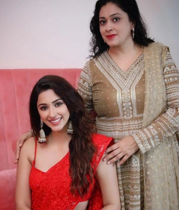 Eshanya Maheshwari with her mother, Swathi Maheshwari