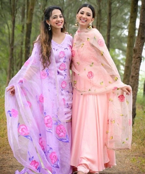 Eshanya Maheshwari with her sister, Bhavika Maheshwari