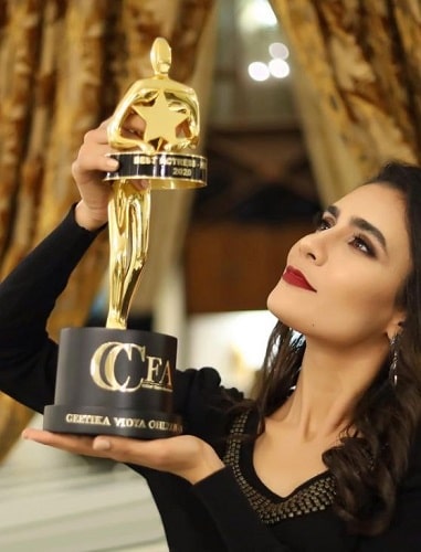 Geetika Vidya Ohlyan holding her Critics' Choice Film Award