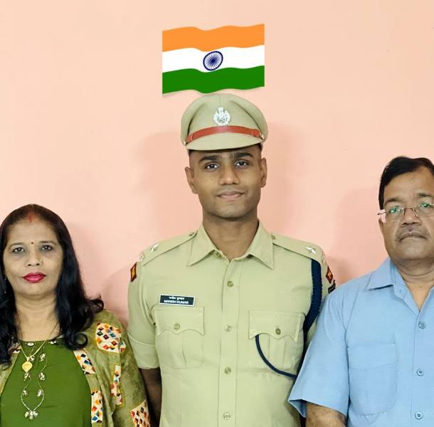 IPS Manish Kumar with his father, Trilok Chand, and mother, Sudesh