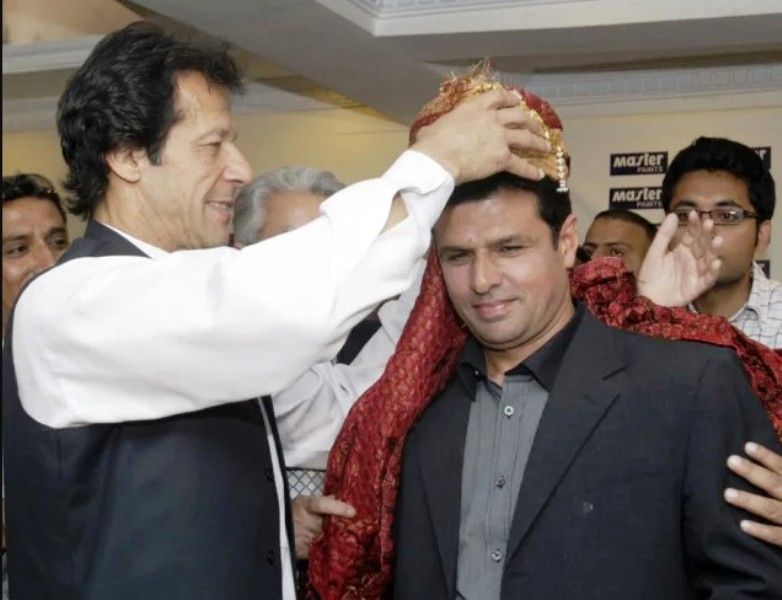 Imran Khan honoured Aleem Dar after his spectacular performace in 2011 World Cup