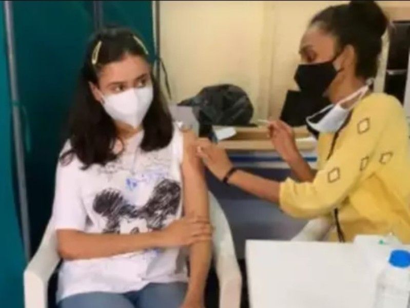 Janki Bodiwala taking the first dose of covid vaccine