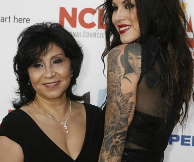 Kat Von D showing her mother's tattoo on her back