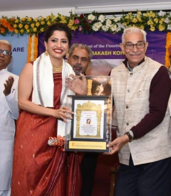 Kinjal Rajpriya while receiving the Glory Of Gujarat Award from the Indian Council Of Social Welfare