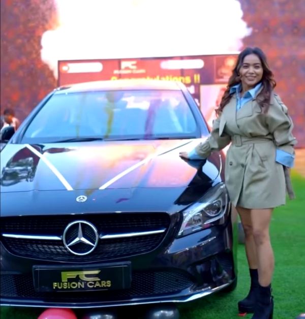 Manisha Rani while posing with her car
