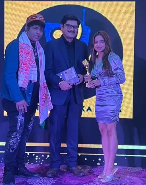 Manisha Rani while receiving an award at Radio Adda Excellence Awards in 2022
