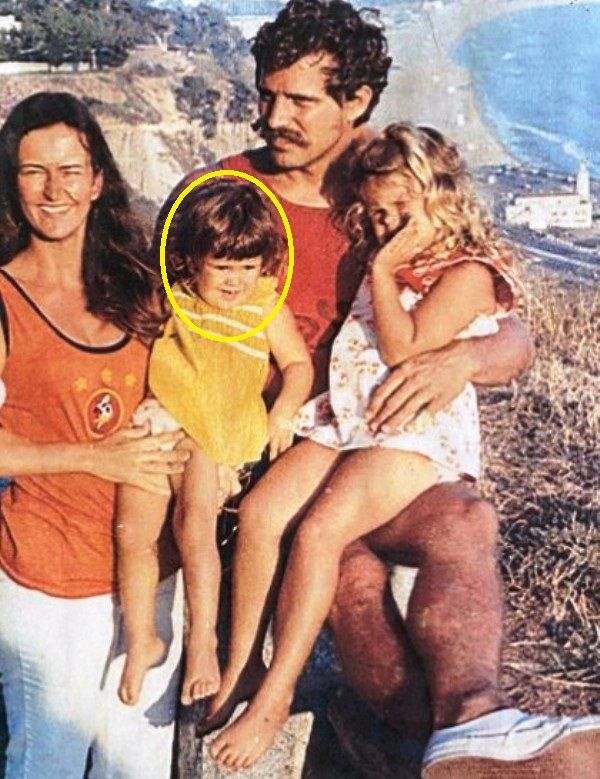 Mendy Pelz with her parents and sister in her childhood