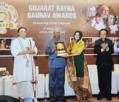 Neha Mehta receiving Gujarat Ratna Gaurav Award