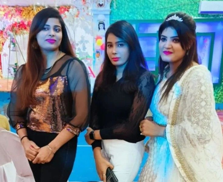 Nisha Upadhyay (extreme right) with her sisters, Anu Upadhyay (extreme left) and Anisha Upadhyay