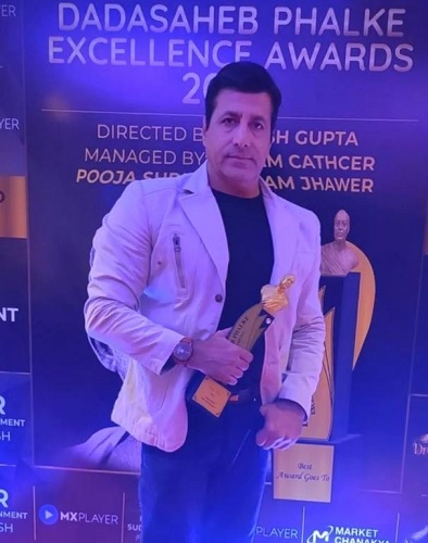 Nissar Khan with his Dadasaheb Phalke Excellence Award