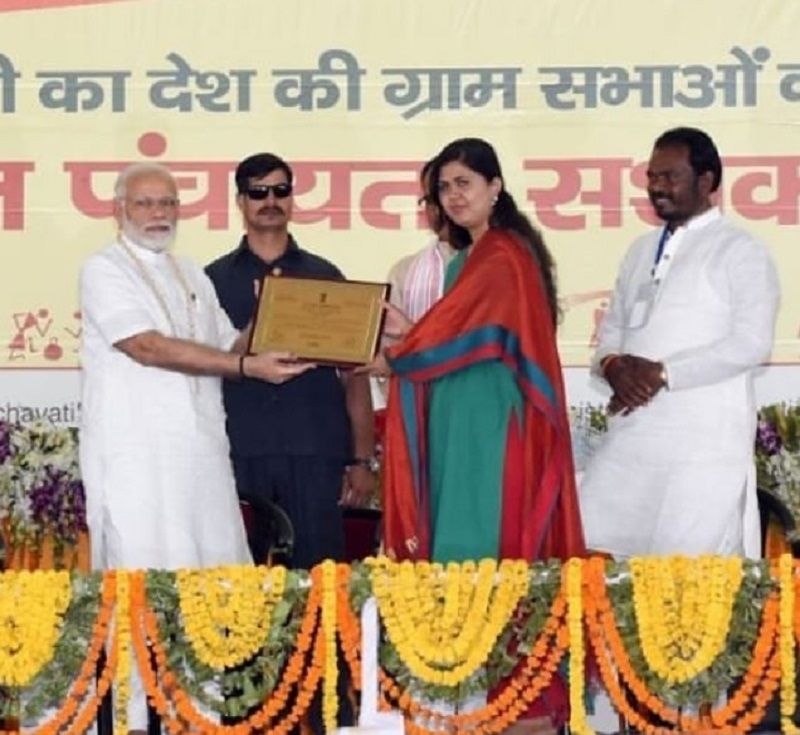 Pankaja Munde being awarded the Panchayati Raj Award