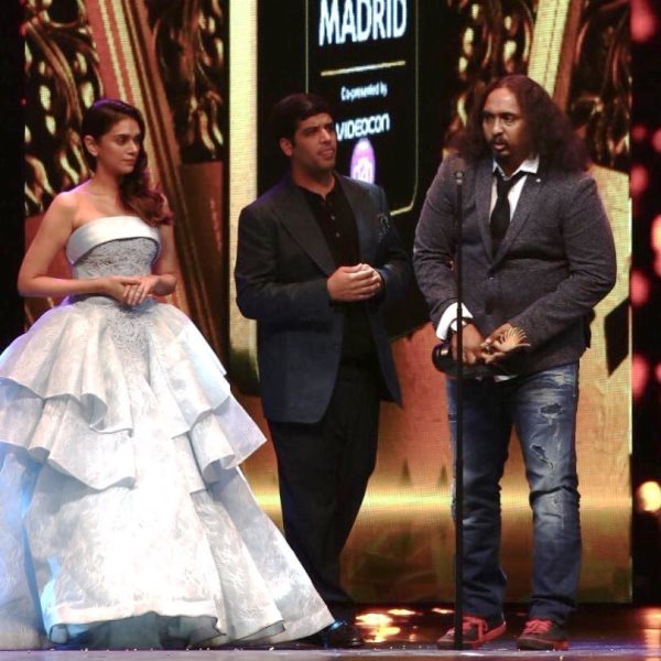 Prasad Sutar receiving the Best Special Effects Award at International Indian Film Academy (IIFA) for Bajirao Mastani (2016)