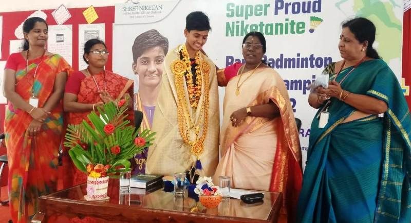 Principal of Shree Niketan School honouring her student Manisha Ramdass