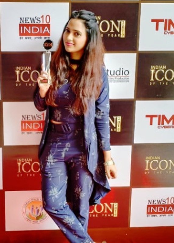 Roshni Rastogi posing for a photo with her Icon Of The Year Award