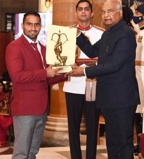 Sandeep Narwal getting an Arjuna Award from the President of India