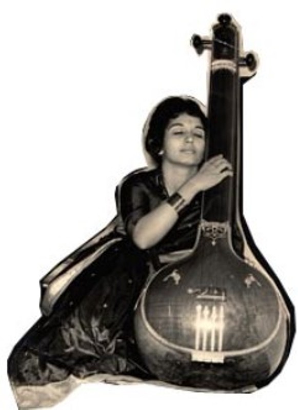 Sharda Rajan Iyengar playing Tanpura