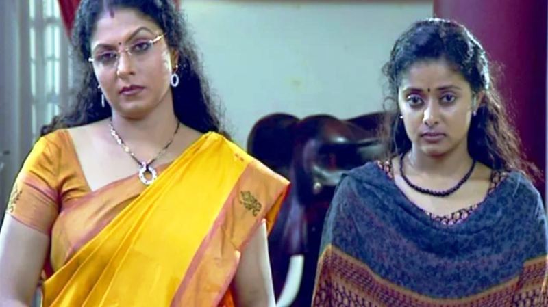 Shelly Kishore (right) as Shalini Rudran in the Malayalam soap opera Kumkumapoovu