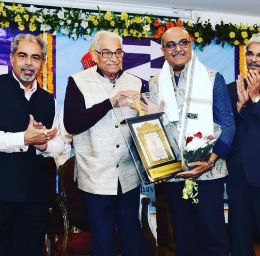 Siddharth Randeria receiving Glory of Gujarat Award 2019
