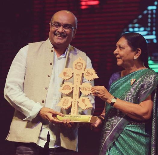 Siddharth Randeria receiving The Spirit of Ahmedabad Award