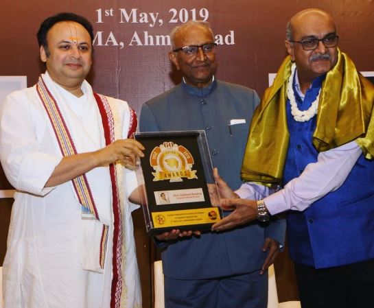 Siddharth Randeria with his Gujarat Ratna Award