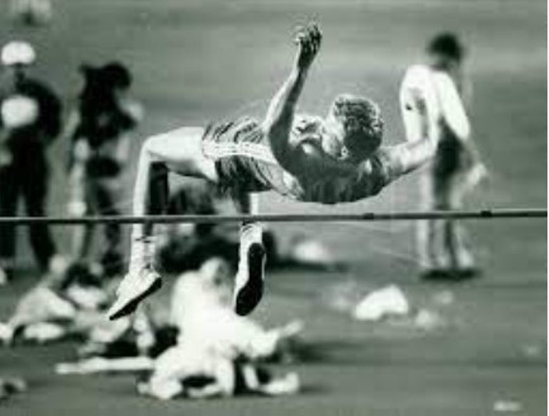 Sten Ekberg attempting a high jump in a decathlon championship