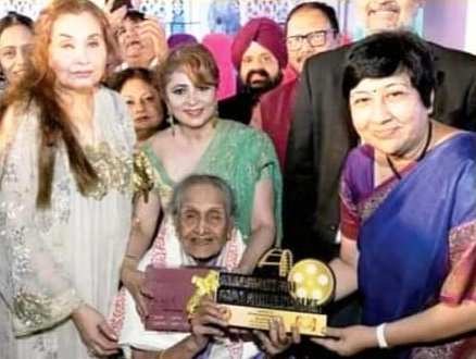 Sulochana Latkar with her Lifetime Achievement Award
