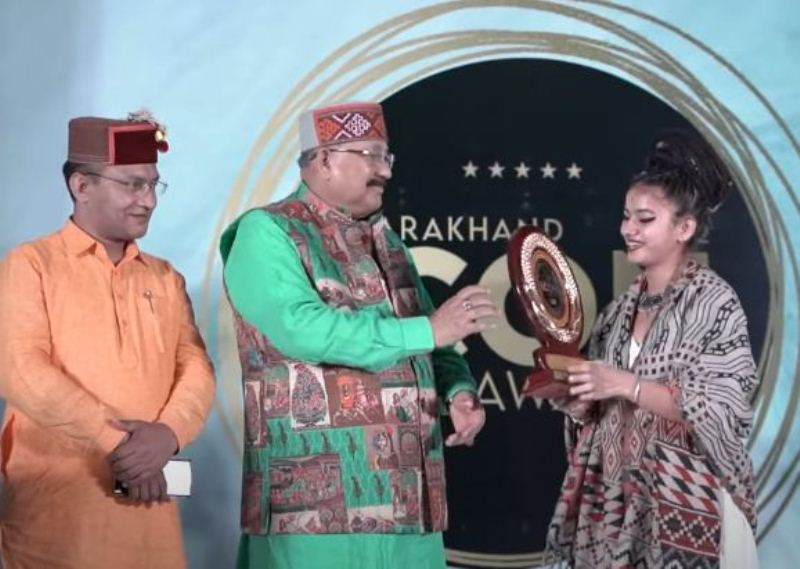 Tanu Rawat receiving 'Uttarakhand Icon Award'