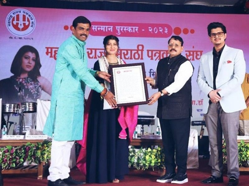Tejaswini Pandit while receiving the Maharashtra State Marathi Journalist Association’s Award