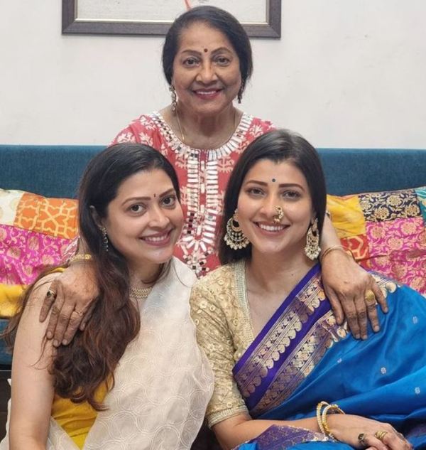 Tejaswini Pandit with her mother, Jyoti Chandekar, and sister, Poornima (left)