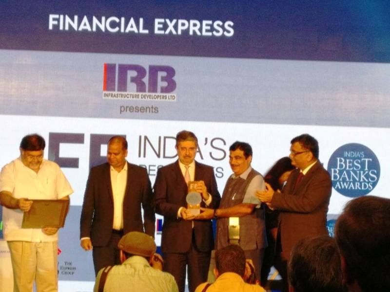 Uday Kotak receiving the Lifetime Achievement Award from Nitin Gadkari at Financial Express' Best Banks Awards