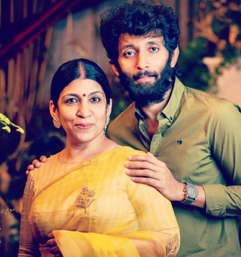 Vasanth Ravi with his mother