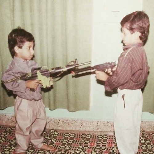 Vasanth Ravi's (right) childhood picture with his brother
