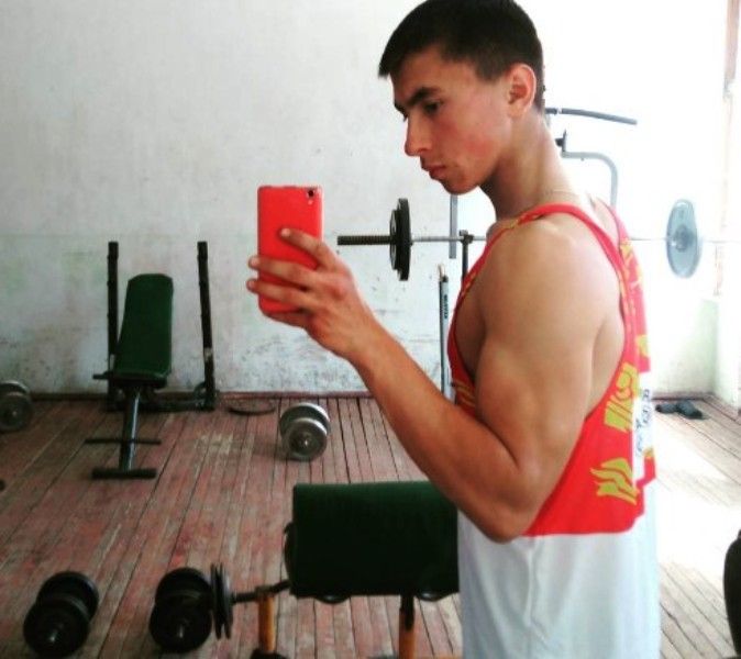 Vladimir Shmondenko shooting his gym workouts