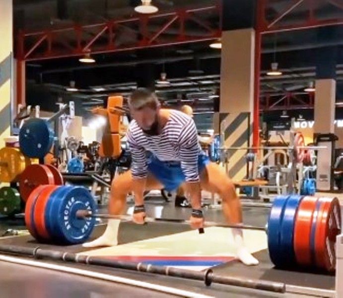 Vladimir while lifting 290 kg weight