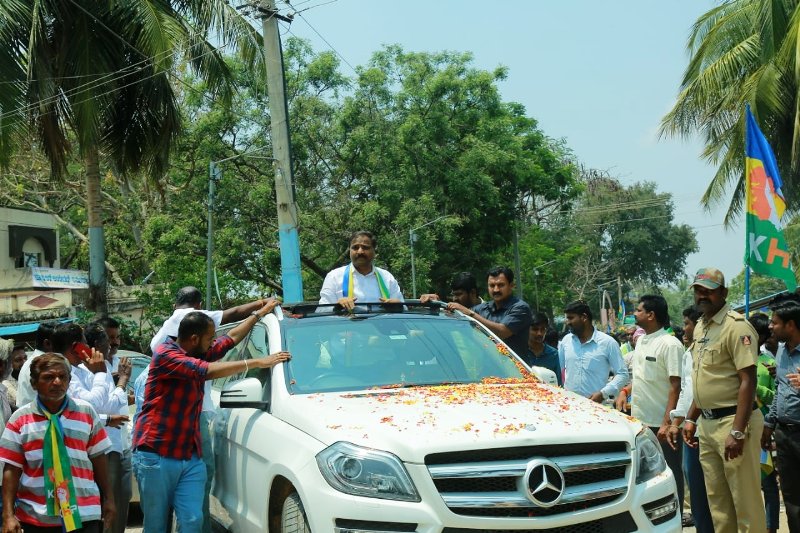 A photo of H. K. Puttaswamy Gowda taken while he was conducting a road show for the 2023 Karnataka Assembly elections