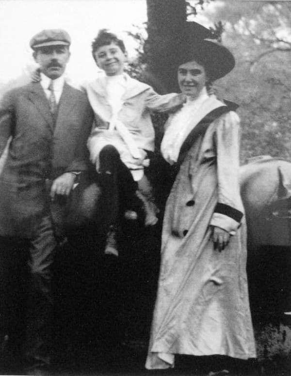 A photo of Oppenheimer with his parents