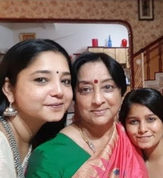 Aishwariyaa Bhaskaran with her mother and sister