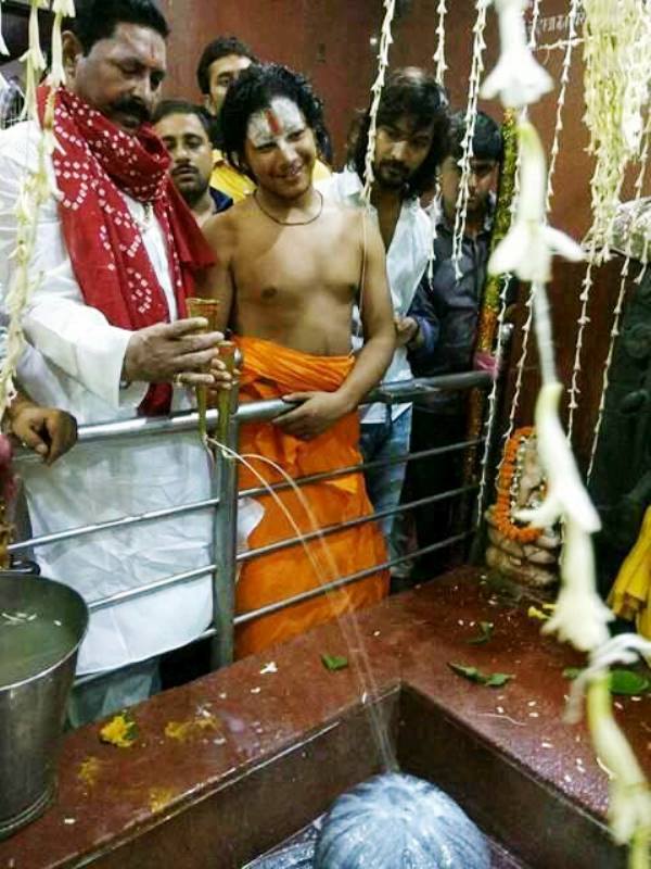 Anant Kumar Singh pouring milk over Shiva Linga