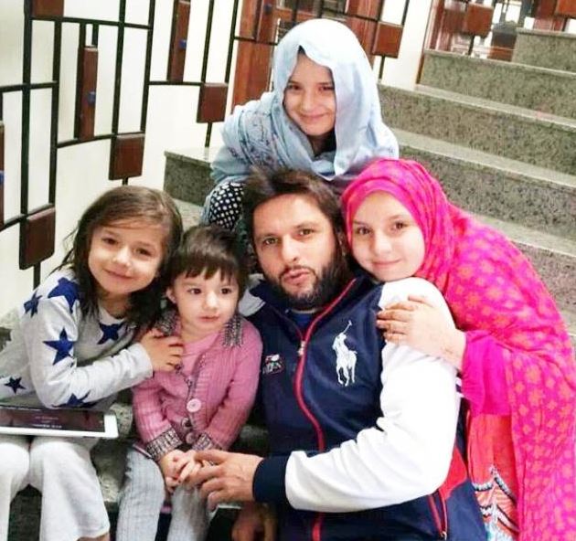 Aqsa Afridi with her sisters and father, Shahid Afridi