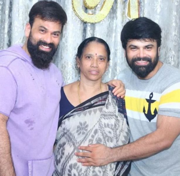 Ashwin Babu (right) with his brother and mother