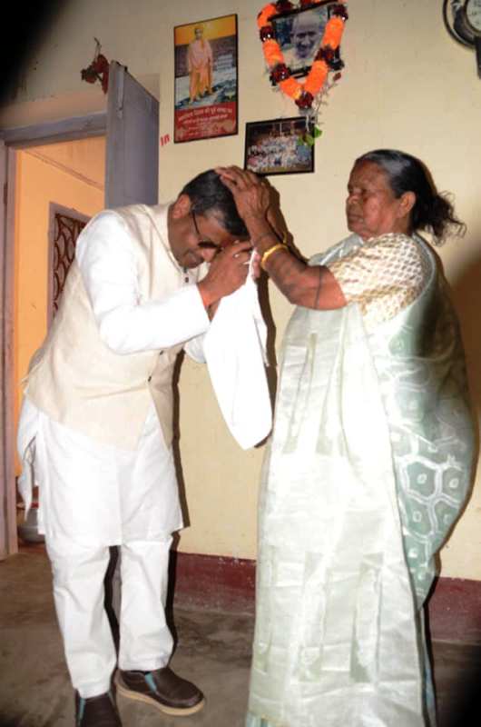 Babulal Marandi taking blessings from his mother