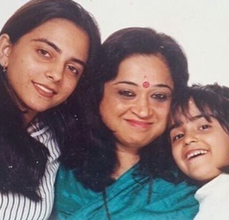 Childhood picture of Shareen with her mother and sister