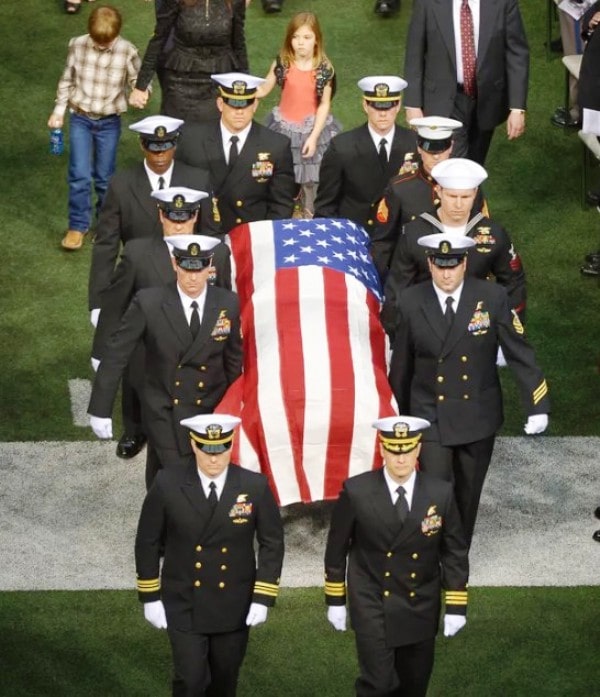 Chris' Navy SEALs colleagues carrying his coffin during his last rites