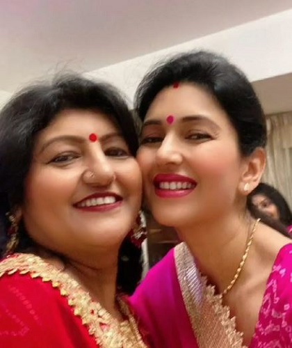 Deepti Bhatnagar and her sister