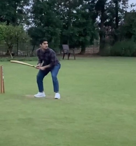 Eklavey Kashyap playing cricket