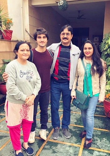 Eklavey Kashyap with parents and sister