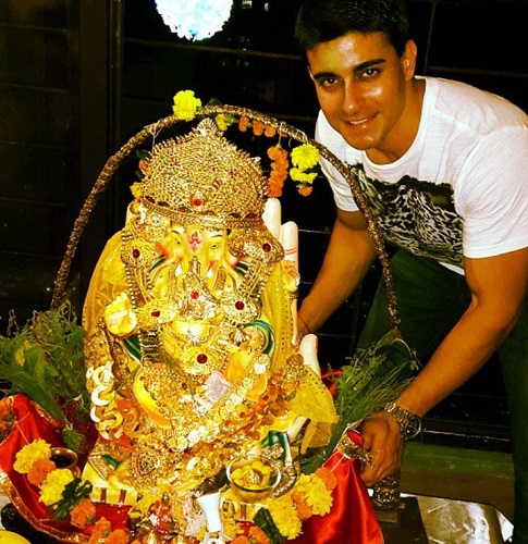 Gautam Rode with an idol of Lord Ganesha
