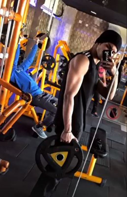 Himanshu Arora working out at the gym