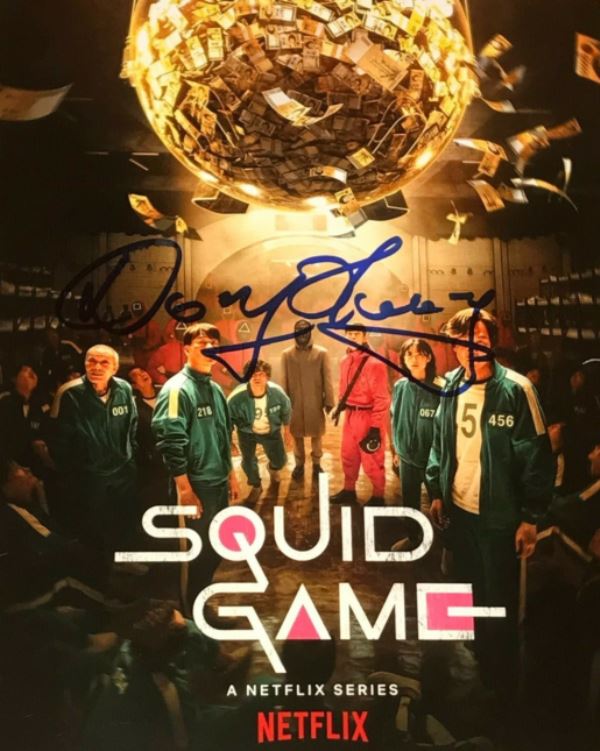 Hwang Dong-hyuk's autograph on the poster of 'Squid Game'